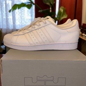 Used White super star Adidas GS 7Y W8.5